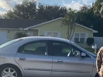 Perro “maneja” automóvil y sorprende a habitantes de Florida