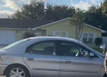 Perro “maneja” automóvil y sorprende a habitantes de Florida