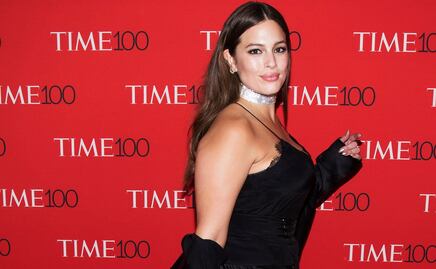 Ashley Graham enciende la primavera con sesión en monokini en Cannes