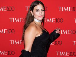 Ashley Graham enciende la primavera con sesión en monokini en Cannes