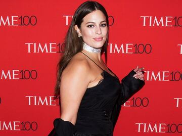 Ashley Graham enciende la primavera con sesión en monokini en Cannes