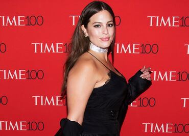 Ashley Graham deja al descubierto su lencería con vestido de red transparente