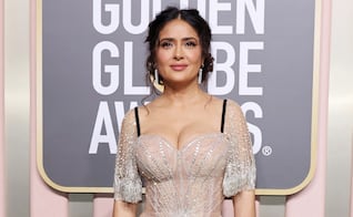 Salma Hayek deslumbra con vestido negro en Venecia y muestra con orgullo sus canas