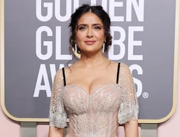 Salma Hayek 'roba miradas' con vestido menta de escote en boda de Marc Anthony