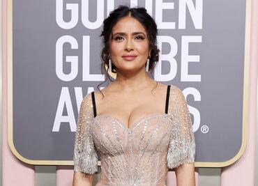 Salma Hayek se luce con microbikin mientras nada en piscina y enamora a sus fanáticos