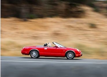 Para 2026, autos de EU deberán recorrer 14 km por litro de combustible