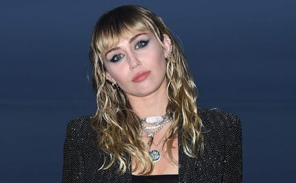 A su estilo; Miley Cyrus promociona ‘Flowers’ con lencería en la piscina 