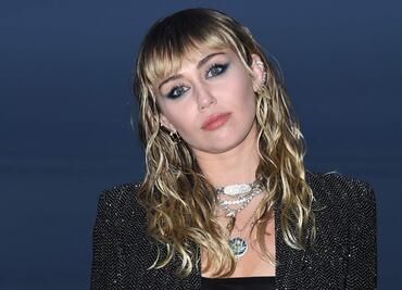 A su estilo; Miley Cyrus promociona ‘Flowers’ con lencería en la piscina