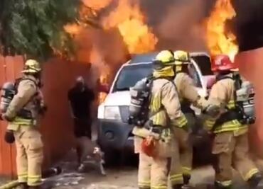 Video. Hombre corre hacia incendio para salvar a perro en San Diego