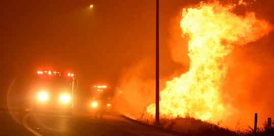 Residentes filman evacuación entre llamas de incendios en Los Ángeles