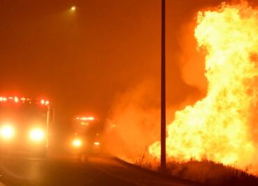 Residentes filman evacuación entre llamas de incendios en Los Ángeles