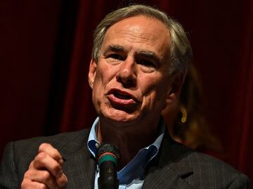 Gobernador de Texas defiende las armas de fuego y ve "equivocado" su control