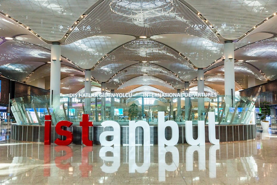 Los 10 mejores aeropuertos para comer y beber, ¿aparece el AIFA en el ranking? iStock/Gökçen TUNÇ
