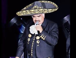 Homenajean a Vicente Fernández con estatua en Los Ángeles