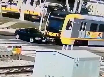 Video. Tren arrolla auto y conductor sobrevive en Los Ángeles