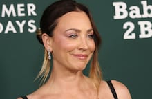 Kaley Cuoco regresa a la alfombra y deslumbra con espectacular vestido negro