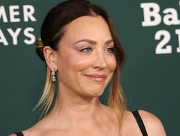 Kaley Cuoco regresa a la alfombra y deslumbra con espectacular vestido negro