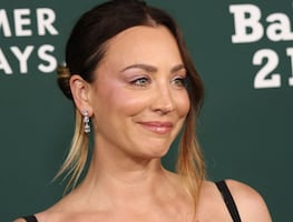 Kaley Cuoco regresa a la alfombra y deslumbra con espectacular vestido negro