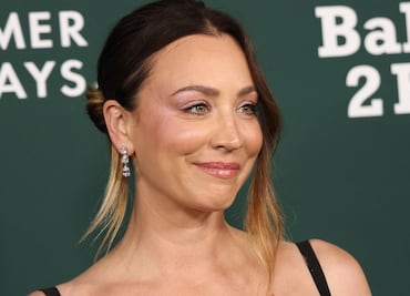 Kaley Cuoco regresa a la alfombra y deslumbra con espectacular vestido negro