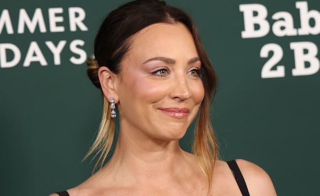 Kaley Cuoco regresa a la alfombra y deslumbra con espectacular vestido negro