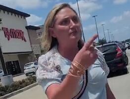 “Regresen a su país de morenos”: grita mujer a latinos en estacionamiento de Texas
