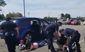 Video. Policías de Colorado esposan a familia afroamericana por error