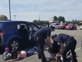 Video. Policías de Colorado esposan a familia afroamericana por error