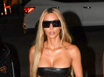 Kim Kardashian luce cinturita con su top bandeau más pequeño en Miami