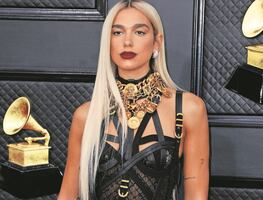 Dua Lipa enamora con un vestido de terciopelo y escote en gala de Londres