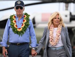 Biden visita Hawái y se queda dormido en plena reunión con víctimas de los incendios (video)