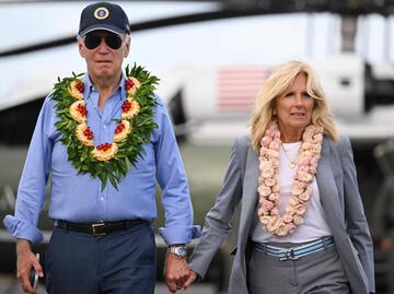 Biden visita Hawái y se queda dormido en plena reunión con víctimas de los incendios (video)