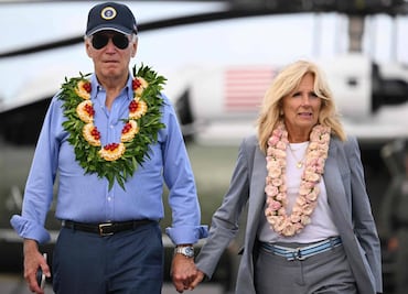 Biden visita Hawái y se queda dormido en plena reunión con víctimas de los incendios (video)