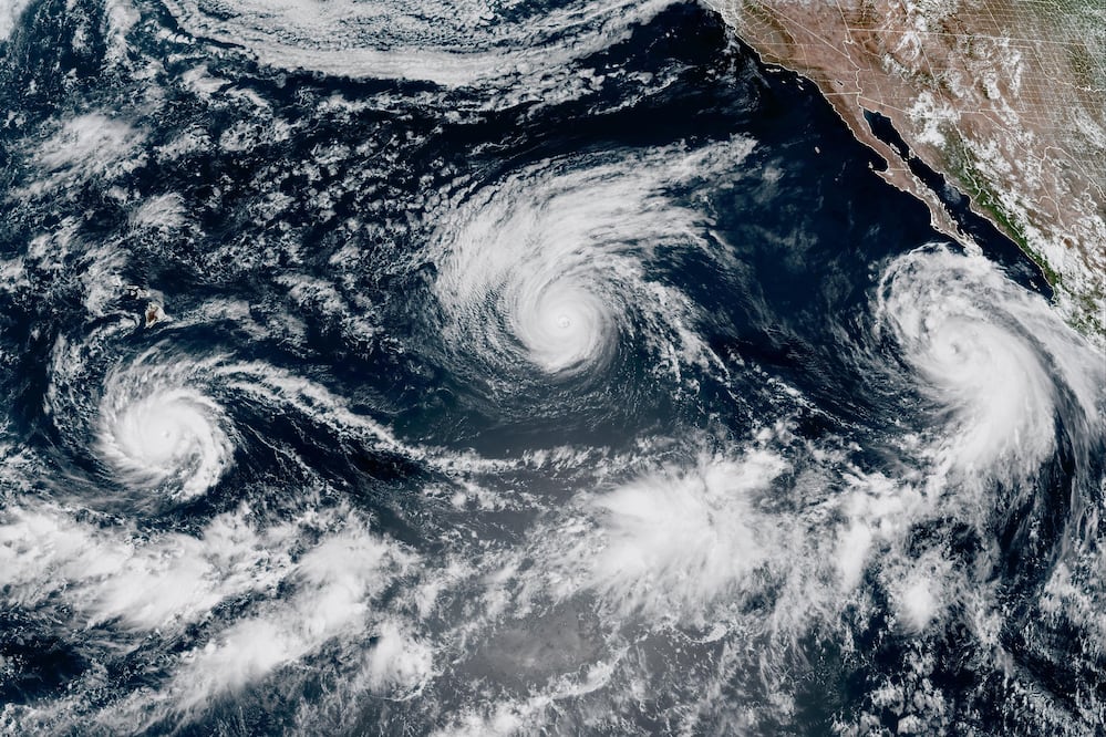 ALERTA EN EL PACÍFICO: tres huracanes avanzan al mismo tiempo; ¿qué provoca El Niño?. (CIRA/NOAA via AP)