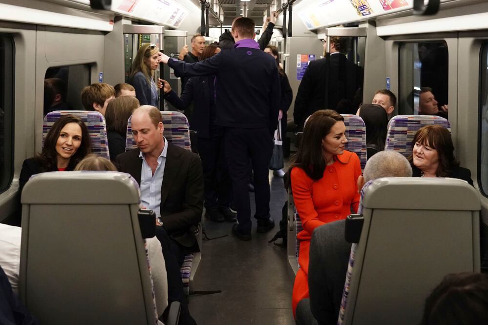 El príncipe William, heredero al trono del Reino Unido, y su esposa Kate, viajaron en el Metro de Londres (Jordan Pettitt/Pool Photo via AP)