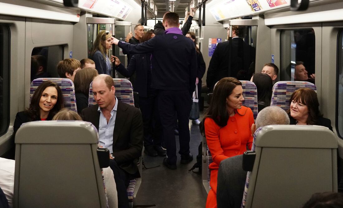 El príncipe William, heredero al trono del Reino Unido, y su esposa Kate, viajaron en el Metro de Londres (Jordan Pettitt/Pool Photo via AP)