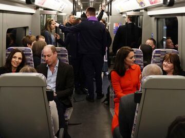 William y Kate, previo a la coronación, sorprenden con viaje en Metro y visita a “pub” (FOTOS)