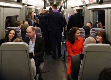 William y Kate, previo a la coronación, sorprenden con viaje en Metro y visita a “pub” (FOTOS)