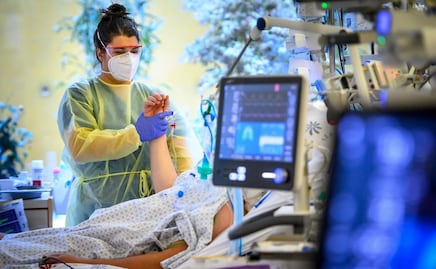 Vinculan mayores niveles de estrógeno con un menor riesgo de muerte por covid