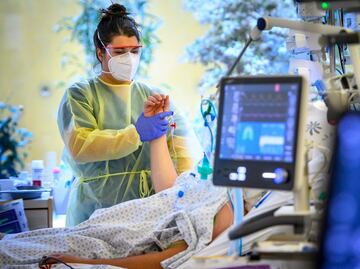 Vinculan mayores niveles de estrógeno con un menor riesgo de muerte por covid