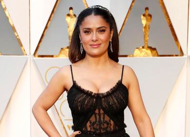 Salma Hayek se enorgullece de sus canas y las muestra en redes