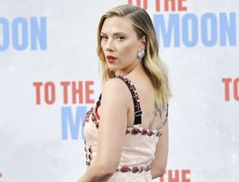 Scarlett Johansson irradia belleza con un vestido de escote corazón en Berlín
