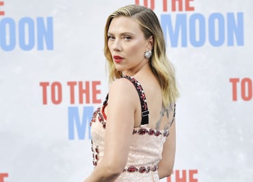 Scarlett Johansson irradia belleza con un vestido de escote corazón en Berlín