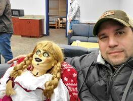 Muere Dan Rivera, investigador paranormal que recorría EU con Annabelle, la “muñeca embrujada”