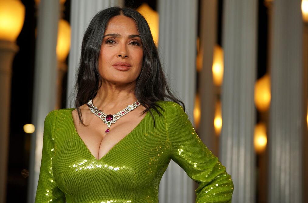 Salma Hayek se roba los suspiros en la Gala de Arte y Cine LACMA con glamoroso vestido bustier. Foto: AP
