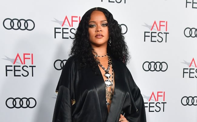 Rihanna ‘explota’ Instagram con fotos en lencería roja de encaje y deslumbra