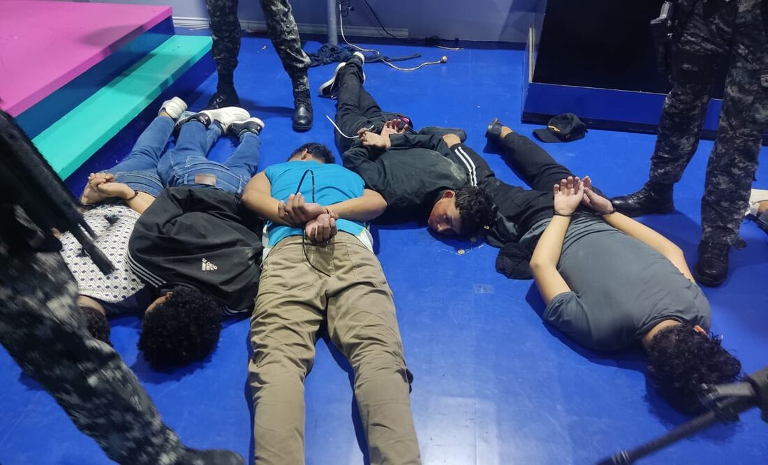 Ecuador. Policía libera a retenidos en canal televisión en Guayaquil y detiene a 13 asaltantes". EFE/ Policía