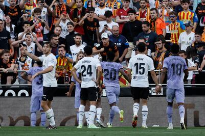 Por gritos de racismo contra Vinicius Jr. sancionan al Valencia; el club apelará