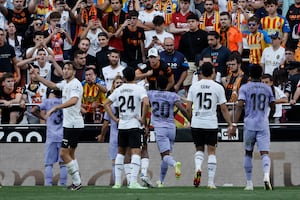 Por gritos de racismo contra Vinicius Jr. sancionan al Valencia; el club apelará