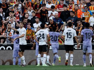 Por gritos de racismo contra Vinicius Jr. sancionan al Valencia; el club apelará