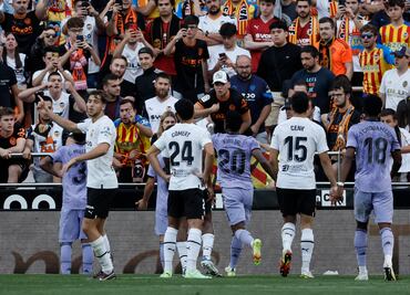 Por gritos de racismo contra Vinicius Jr. sancionan al Valencia; el club apelará